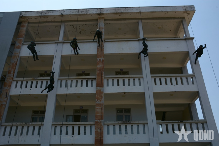 Gallery - 	Bộ đội Đặc công trên thao trường nắng cháy